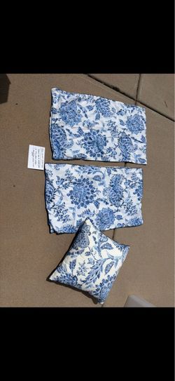 Blue Floral Pillow Cases and Throw Pillow Set