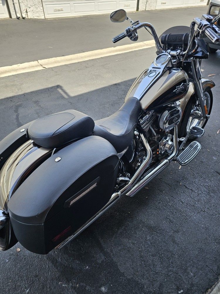 2011 Harley Davidson CVO Softail Convertible 110