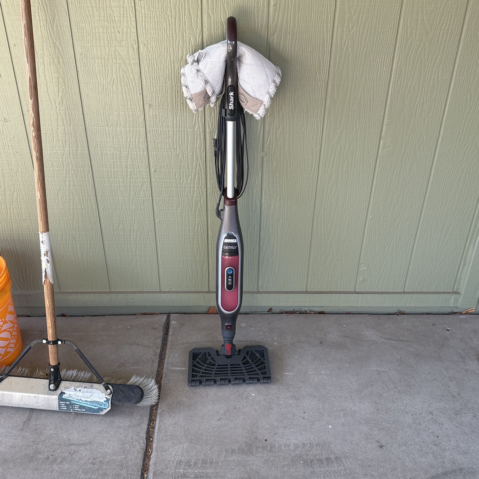 Shark Genius Floor Steamer - 2 Cleaning Pads. Works Perfect