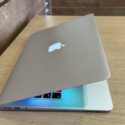 Apple MacBook Air 13” I5/8GB/256GB SSD $200