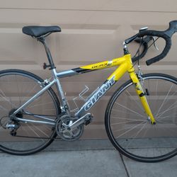 700x25c. GIANT ROAD RACING BIKE. (S). EXCELLLENT CONDITION 👌🏼