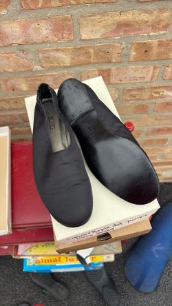 BCBG size 7 Black Flats