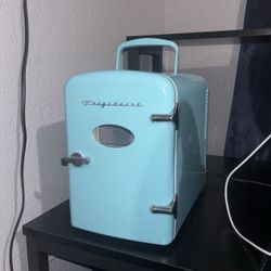 Frigidaire Retro Mini Fridge 6 