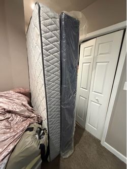 Queen mattress and boxspring