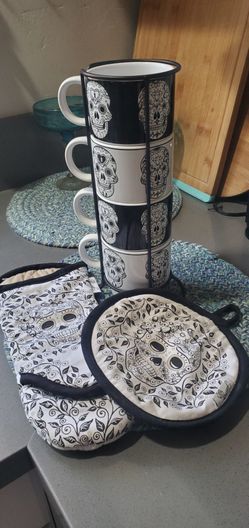 Coffee cup and oven mitt set