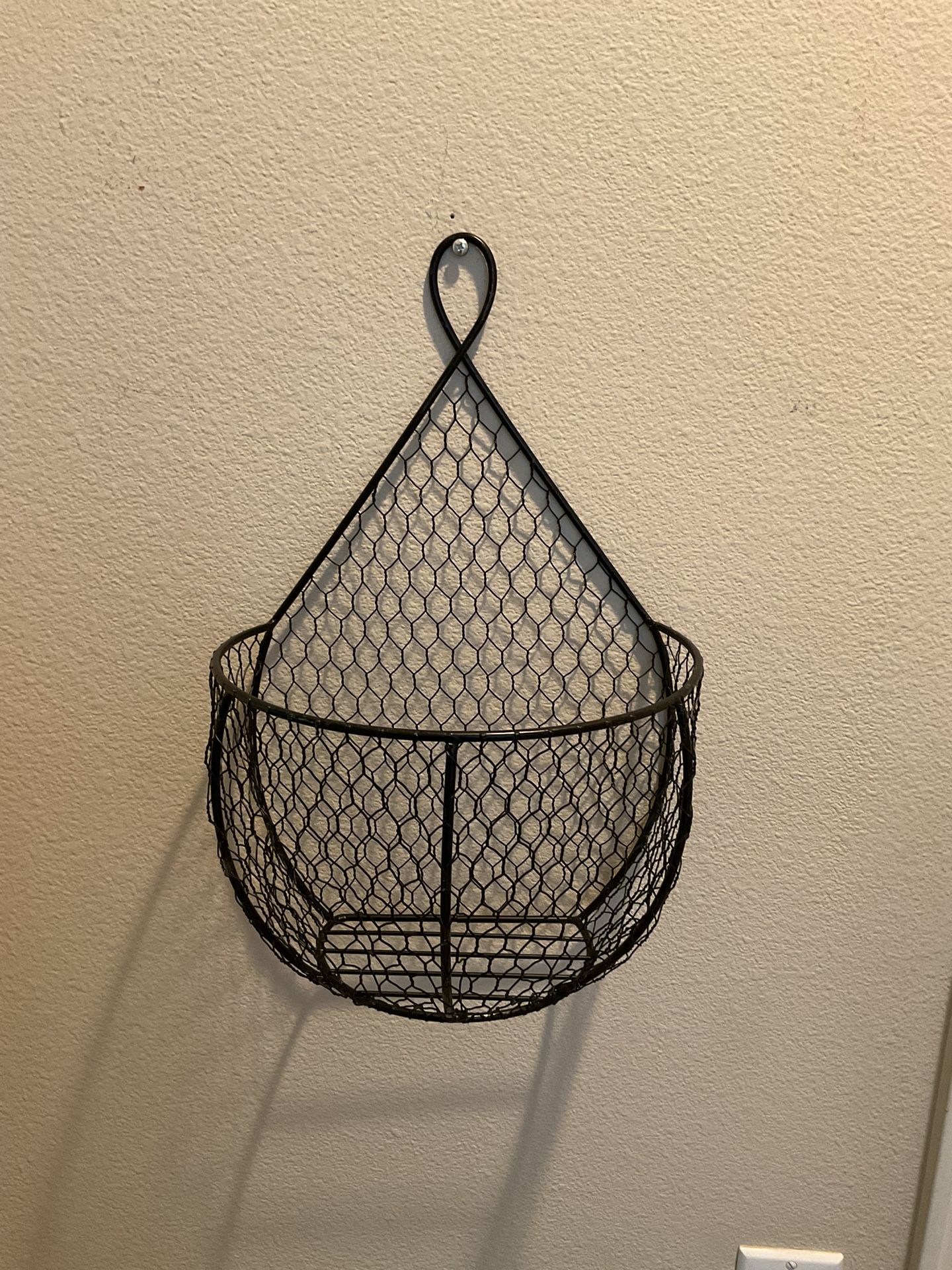 Metal wall hanging chicken wire basket