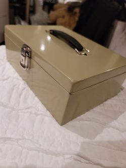 Vintage Metal Cash Box with no Key and Removable Tray