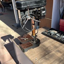 Taladro De Banco  Trabajando. Como Nuevo $60 Firme 