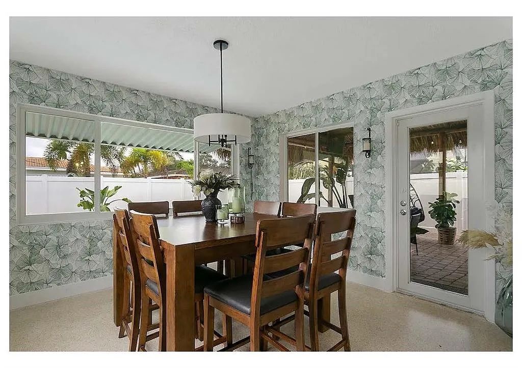 Expandable 6 Person Table  