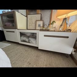 TV Stand /Entertainment Center 