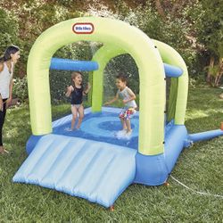 Little Tikes Splash n' Spray Indoor/Outdoor 2-in-1 Inflatable Bouncer, 108.00”L x 84.00”W x 82.25”H