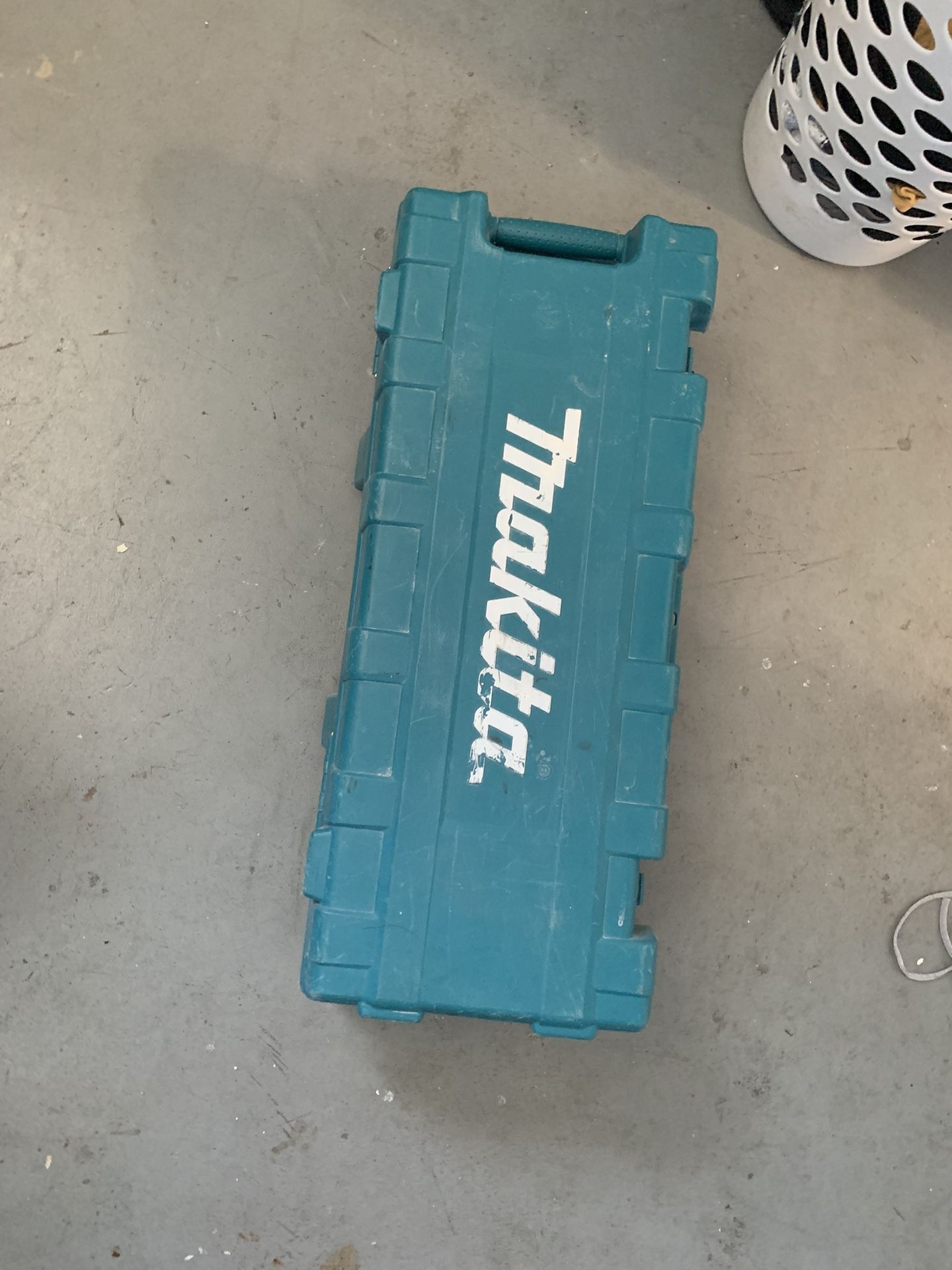 Makitta Chipping Hammer With Additionals