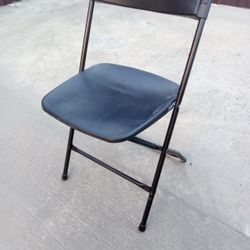 10 PARTY CHAIRS 1 ROUND TABLE