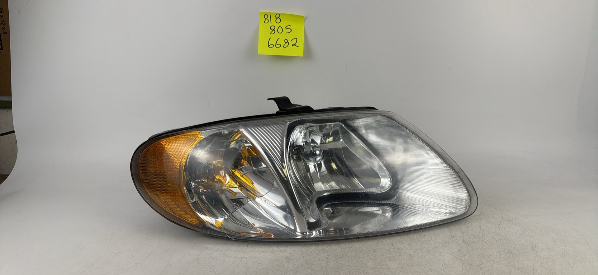 2001-02-03-04-05-06-07 CHRYSLER T&C-DODGE CARAVAN RIGHT HEADLIGHT ASSY. MOPAR