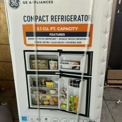 NEW! GE 3.1 CU FT Mini Fridge/ Freezer