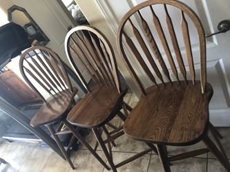 3 wooden finish bar stools