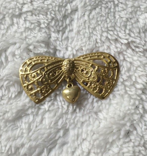 β¨ Vintage Brooch β Unique Bow with Dangling Heartπ§‘