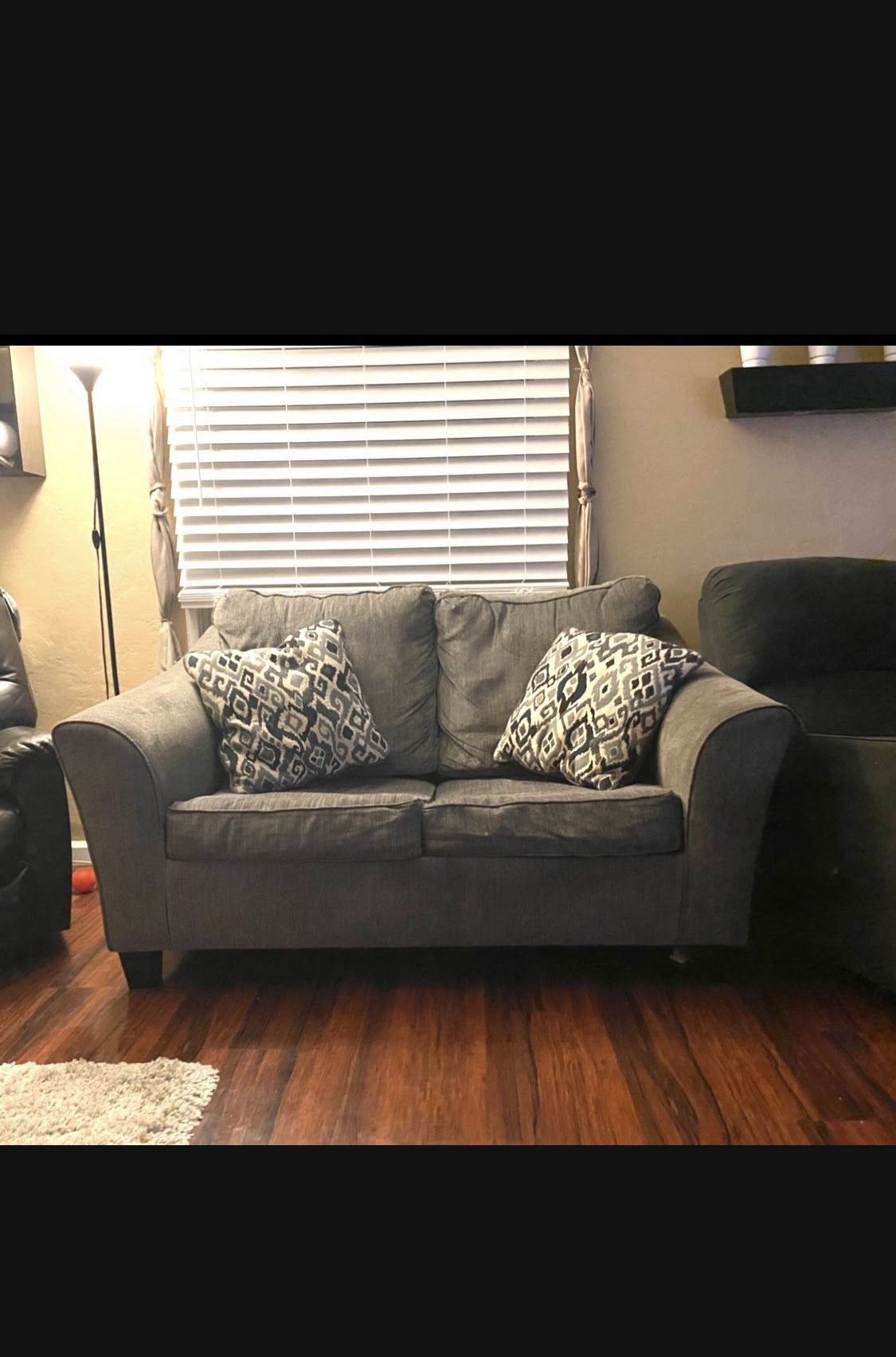Love Seat Couch Like New, Extremely Clean. DIMENSIONS: 61”X39”X29” Pick Up In Van Nuys CA.