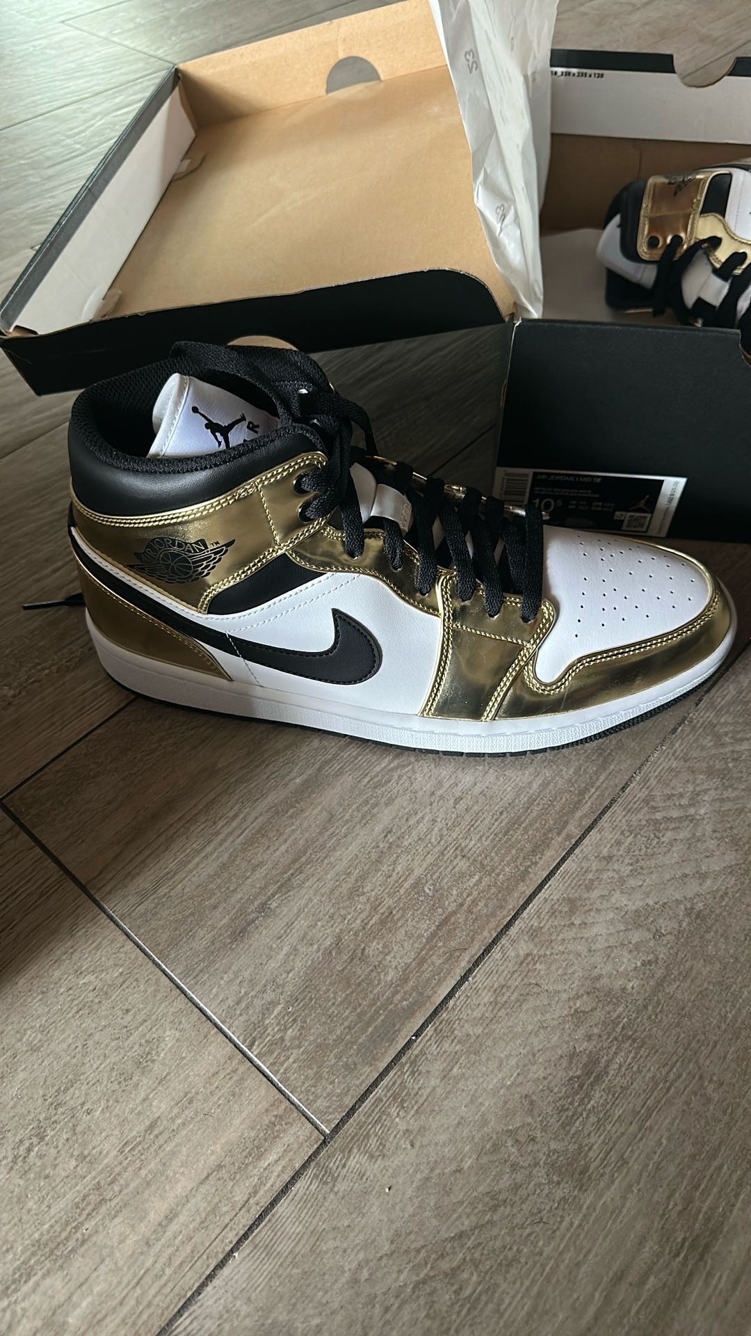 Jordan 1Mid SE