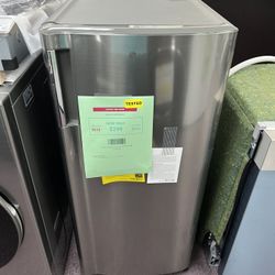 Refrigerator, 21” W 6 Cu.ft Small Fridge 