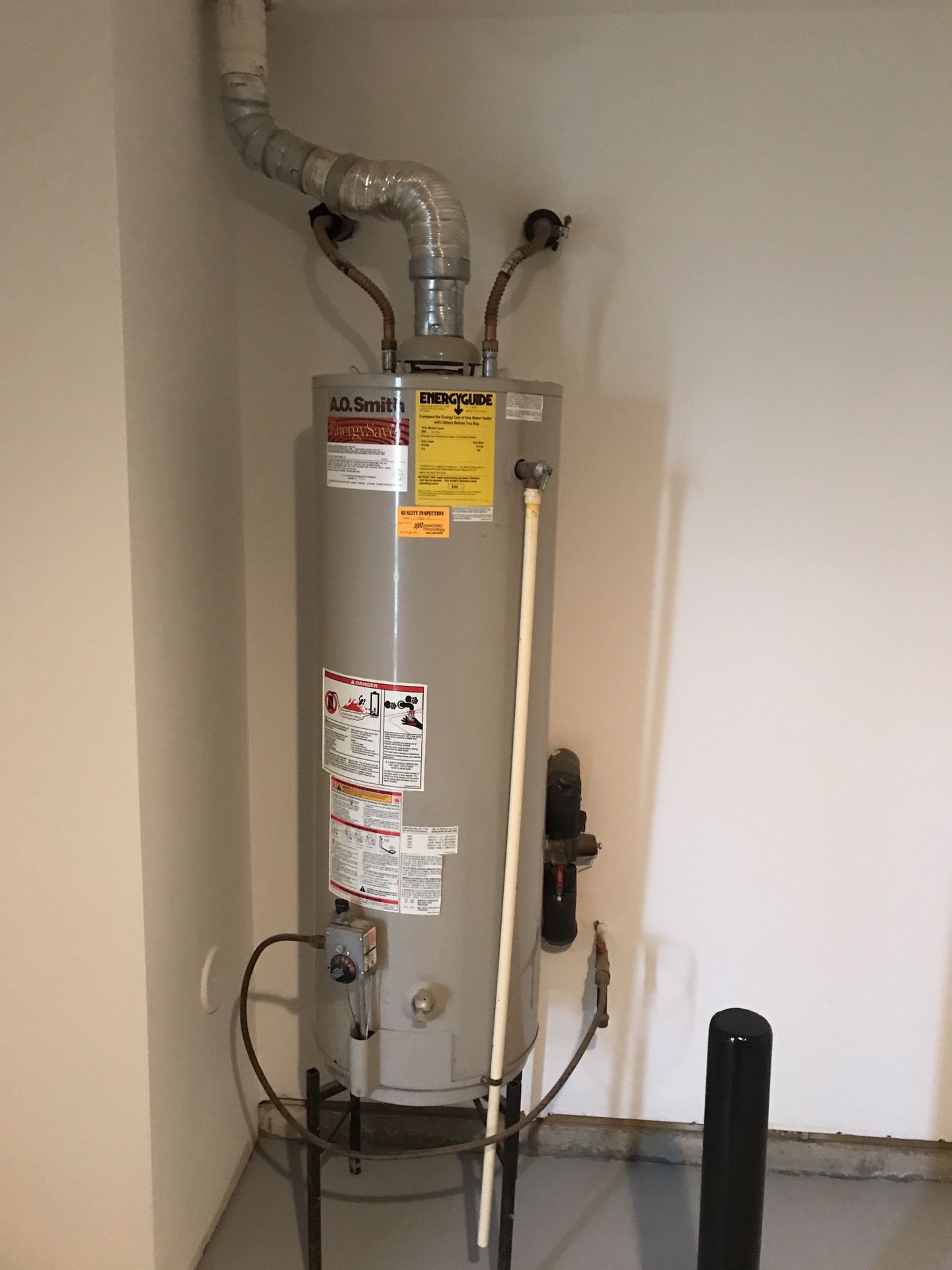 40 gallon gas water heater in excellent condition!