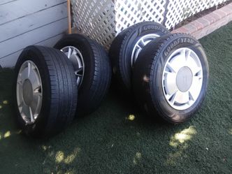195/60/15 originales de Civic. 5 Hoyos llantas 50x100 de vida solo 2 tapas $130 obo