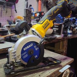 DEWALT 4 1/2" Atomic 20v CIRCULAR SAW