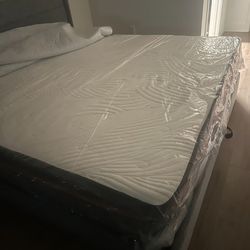Brand new in box king size 14” mattress for sale !