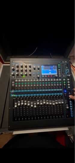 Allen and Heath Qu16 (With hard Case)