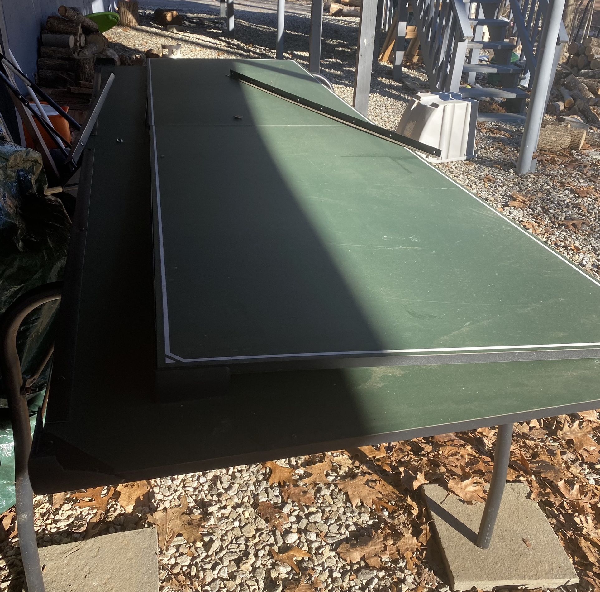 -tTennis Table. Free-Comes in Four pieces & Has To Be Built.