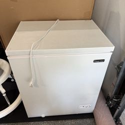 5.0 cu. ft. Deep Freezer (white)