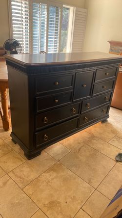 Tommy Bahama Home Kingstown Stony Point Triple Dresser. [1] (https://offerup.com/redirect/?o=aHR0cHM6Ly90b21teWJhaGFtYWZ1cm5pdHVyZS5jb20vc3RvbnktcG9pb