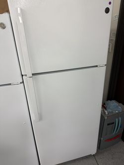 GE TOP FREEZER BOTTOM REFRIGERATOR 18 Cu Ft