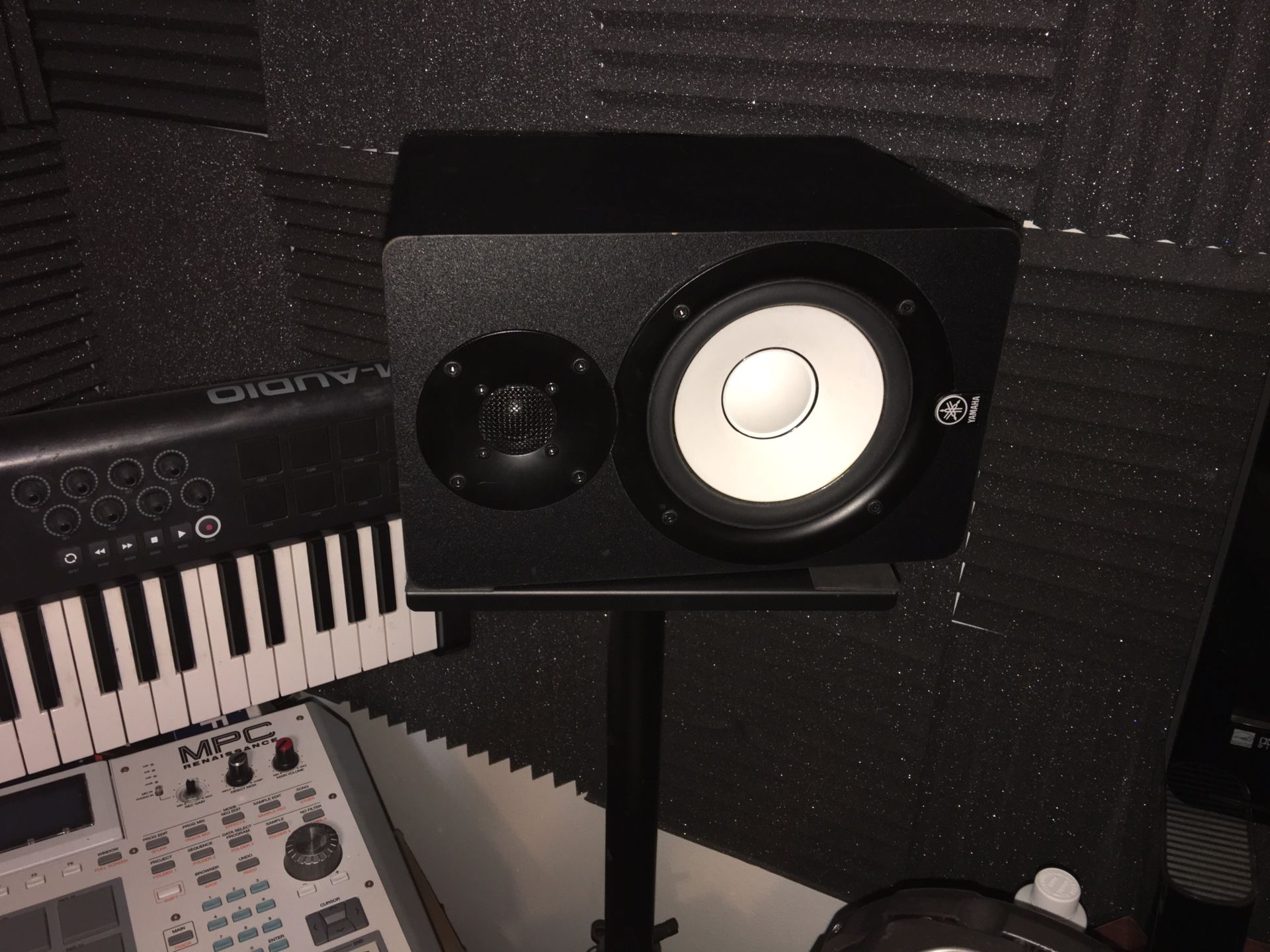 Yamaha hs5 monitor speakers and stands