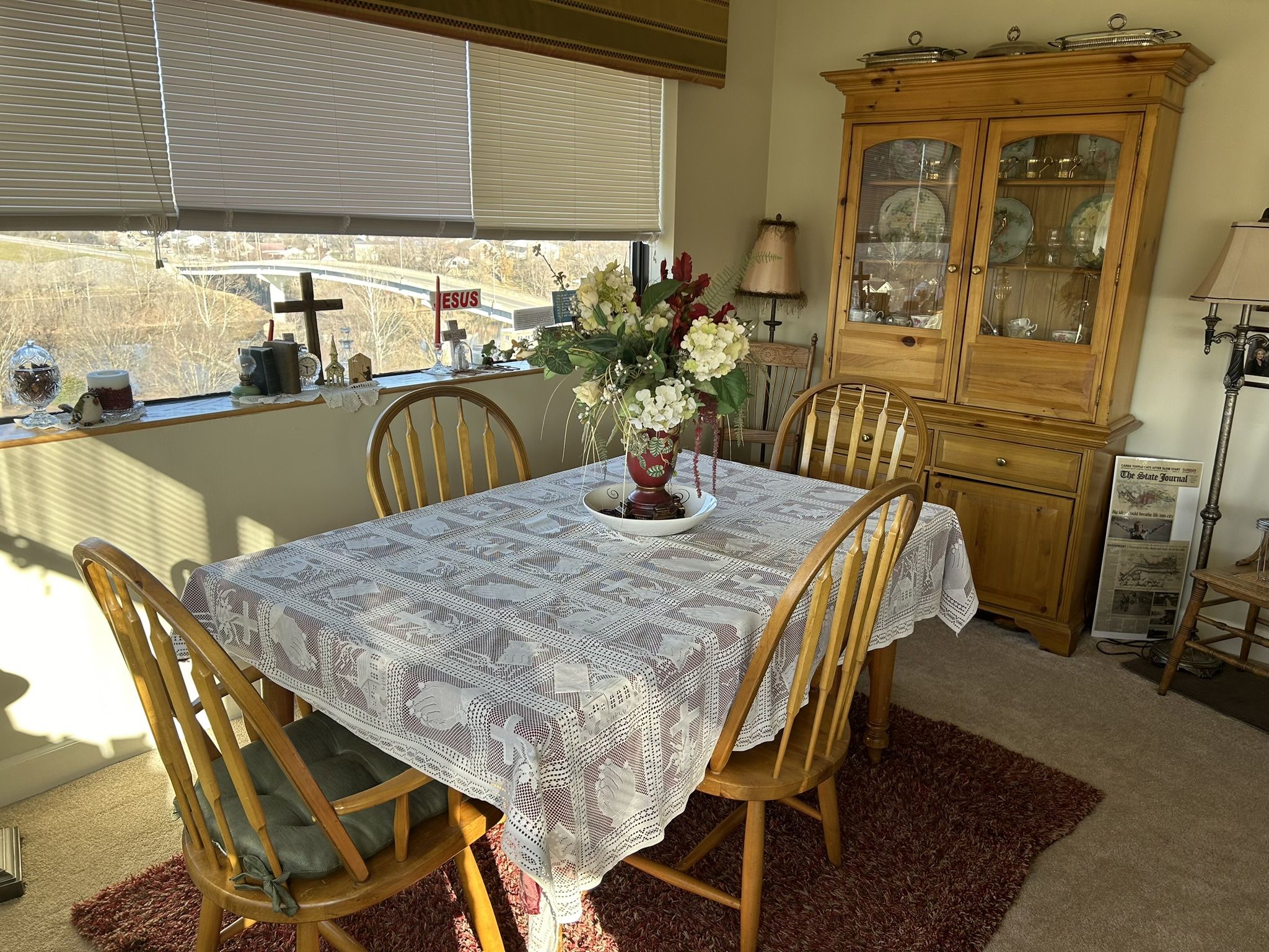 Kitchen/dining Room Table and 4 Chairs