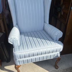Vintage KING HICKORY chair. No rips or tears. Smoke free and pet free home 