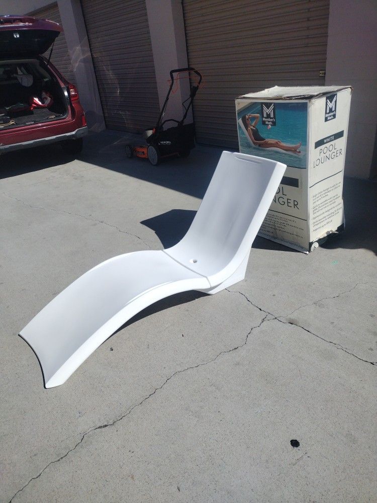 Lounger in Water Chaise Lounge for Pool Ledge