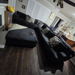 6pc Sectional With Pillows And Ottoman