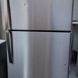 GE Fridge Apartment Sizes In Very Good Condition Works Well 