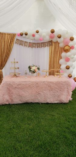 Ballon garlands.