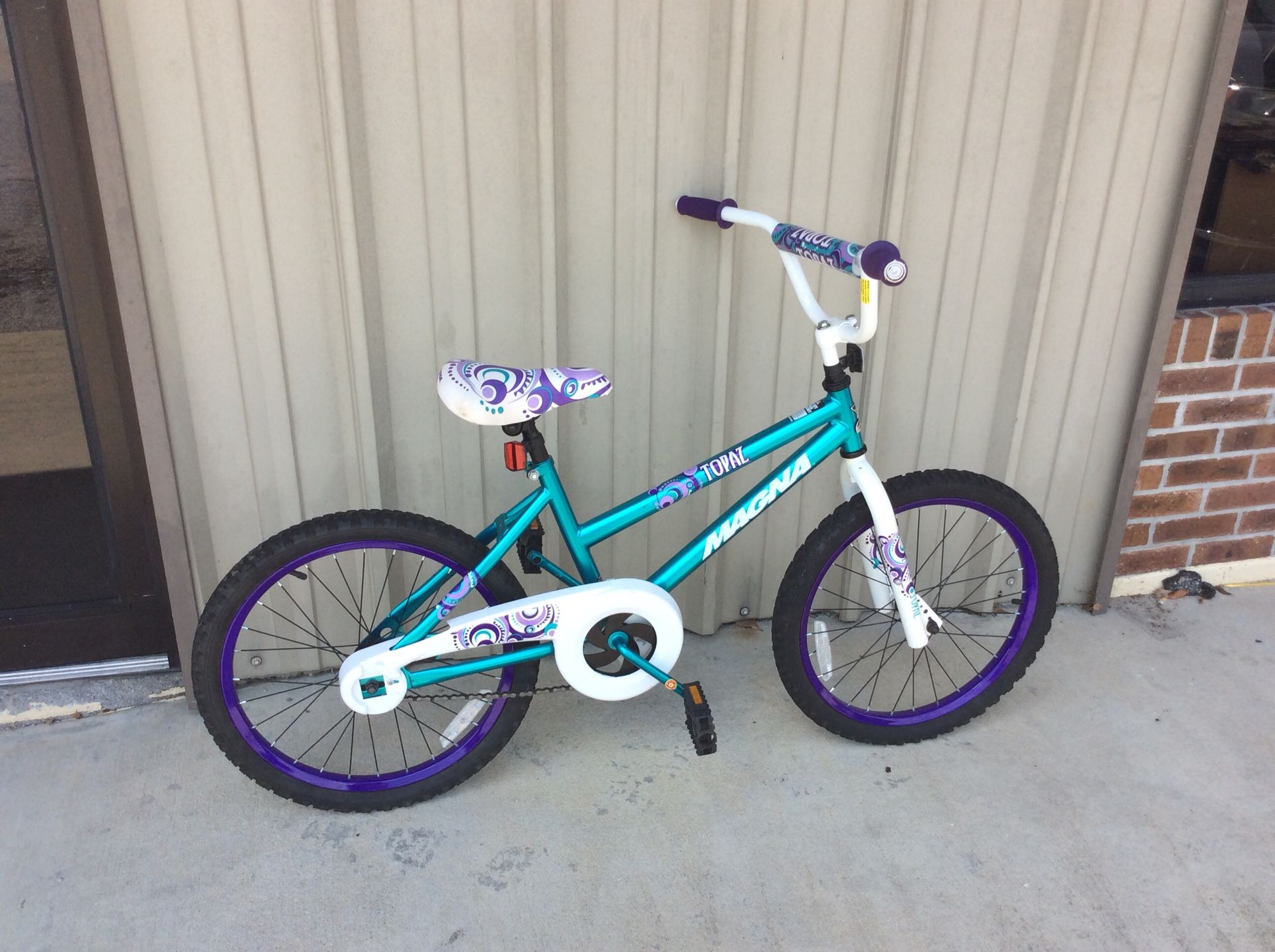 Girls 20 inch Magna topaz bicycle
