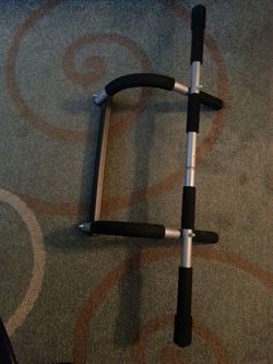 Doorway pull up bar