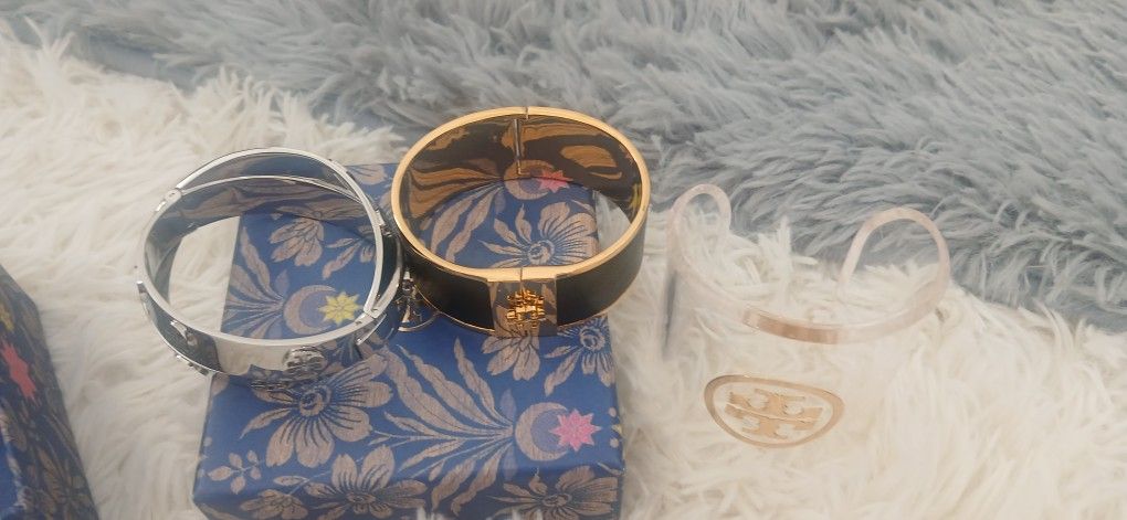 Tory Burch Ipod Holder And Bracelet Bundle