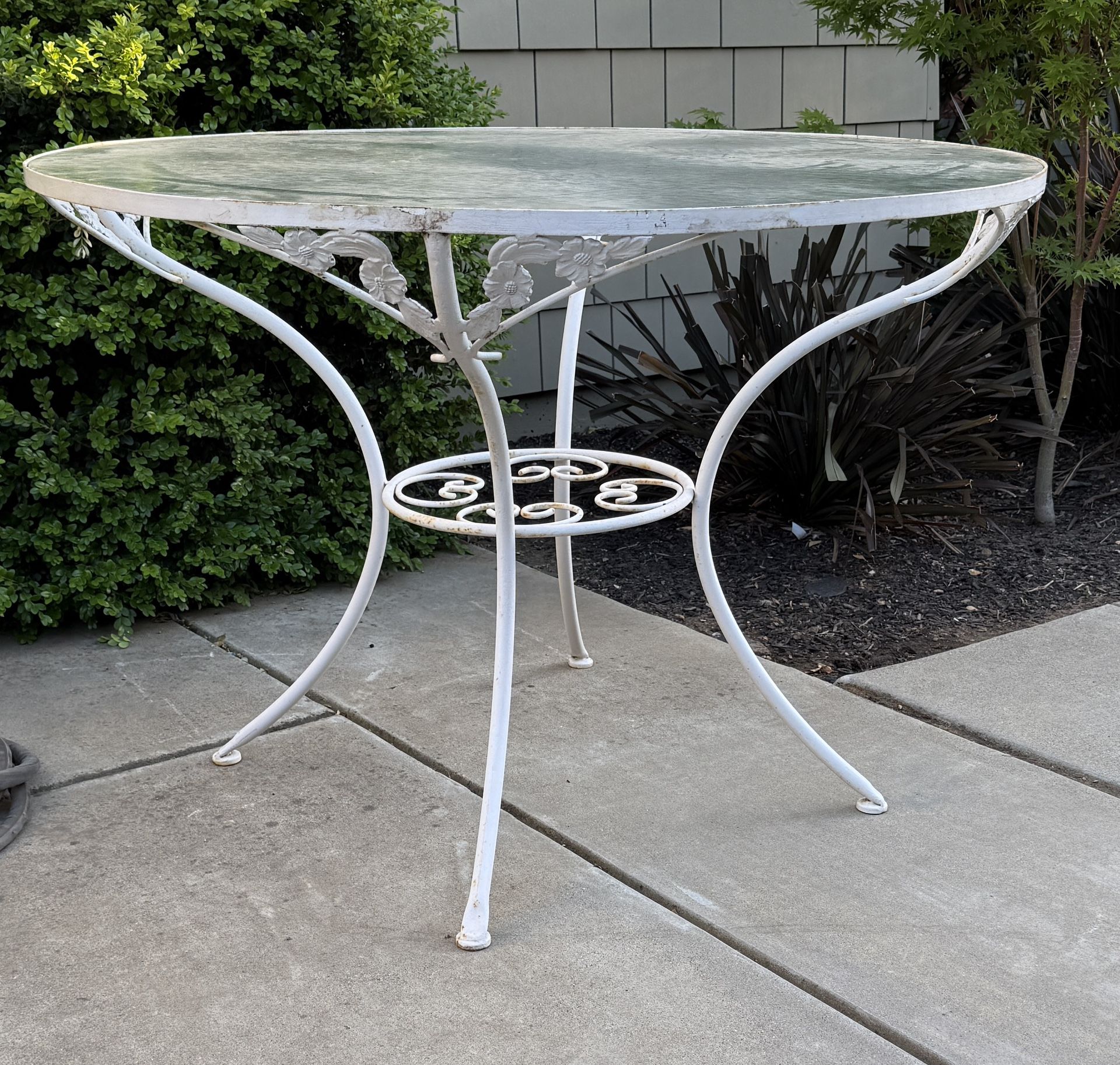 White MetalOutdoor Round Dining Table 