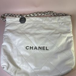 CHANEL 22Chain Hobo Quilted Calfskin White Bag In Silver