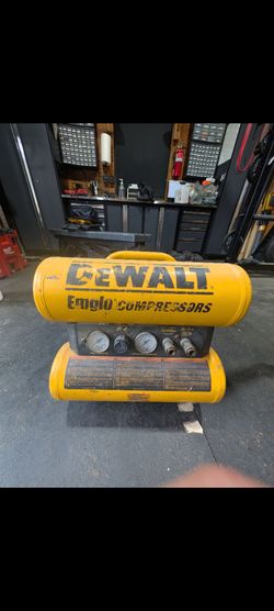 Dewalt D55152 4 Gal Air Compressor