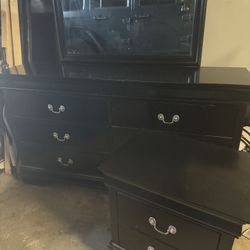 Recamara Con Un Buro Y El Tocador Y Ca Cabesera Negra 