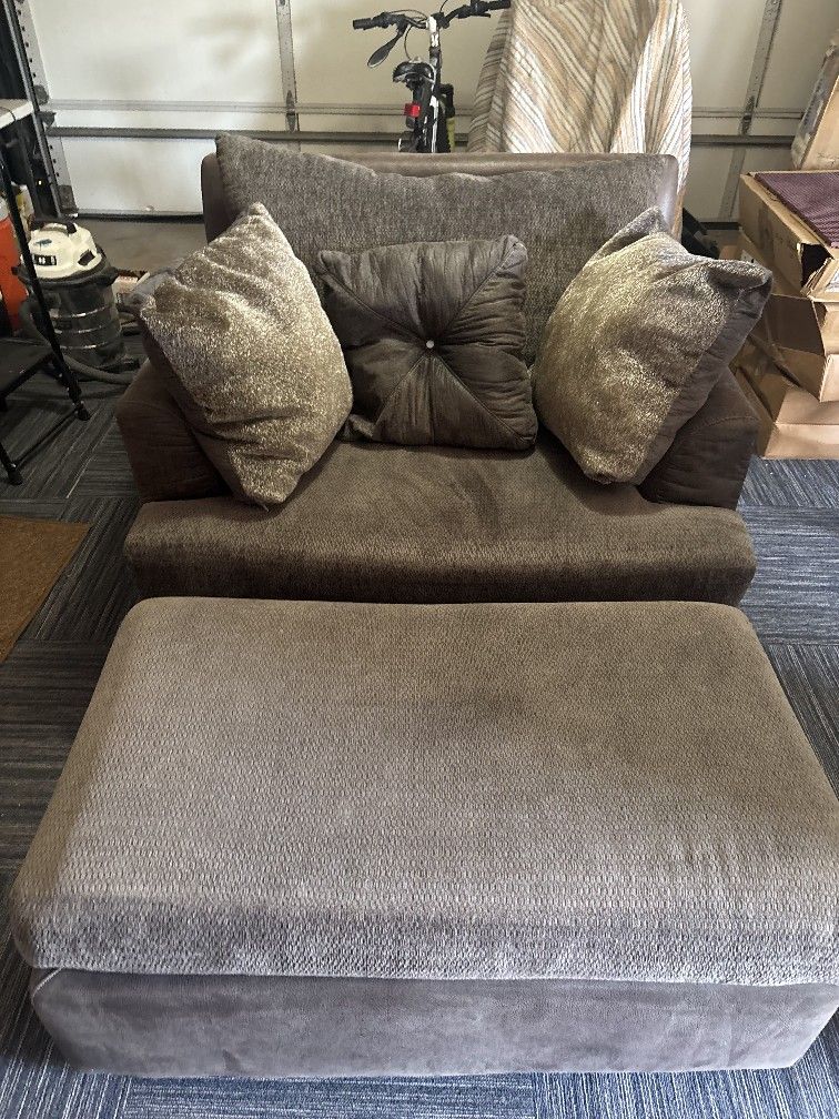 Comfy Large Accent Arm Chair With Ottoman