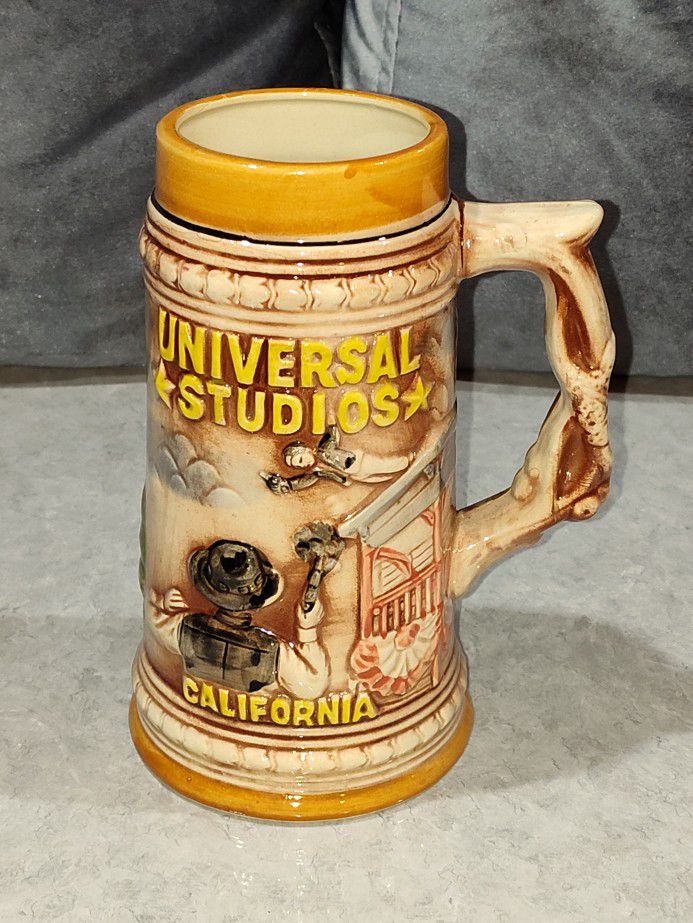 VINTAGE UNIVERSAL STUDIOS CALIFORNIA COLLECTIBLE CERAMIC STEIN / MUG WITH RIDE ATTRACTIONS ON IT