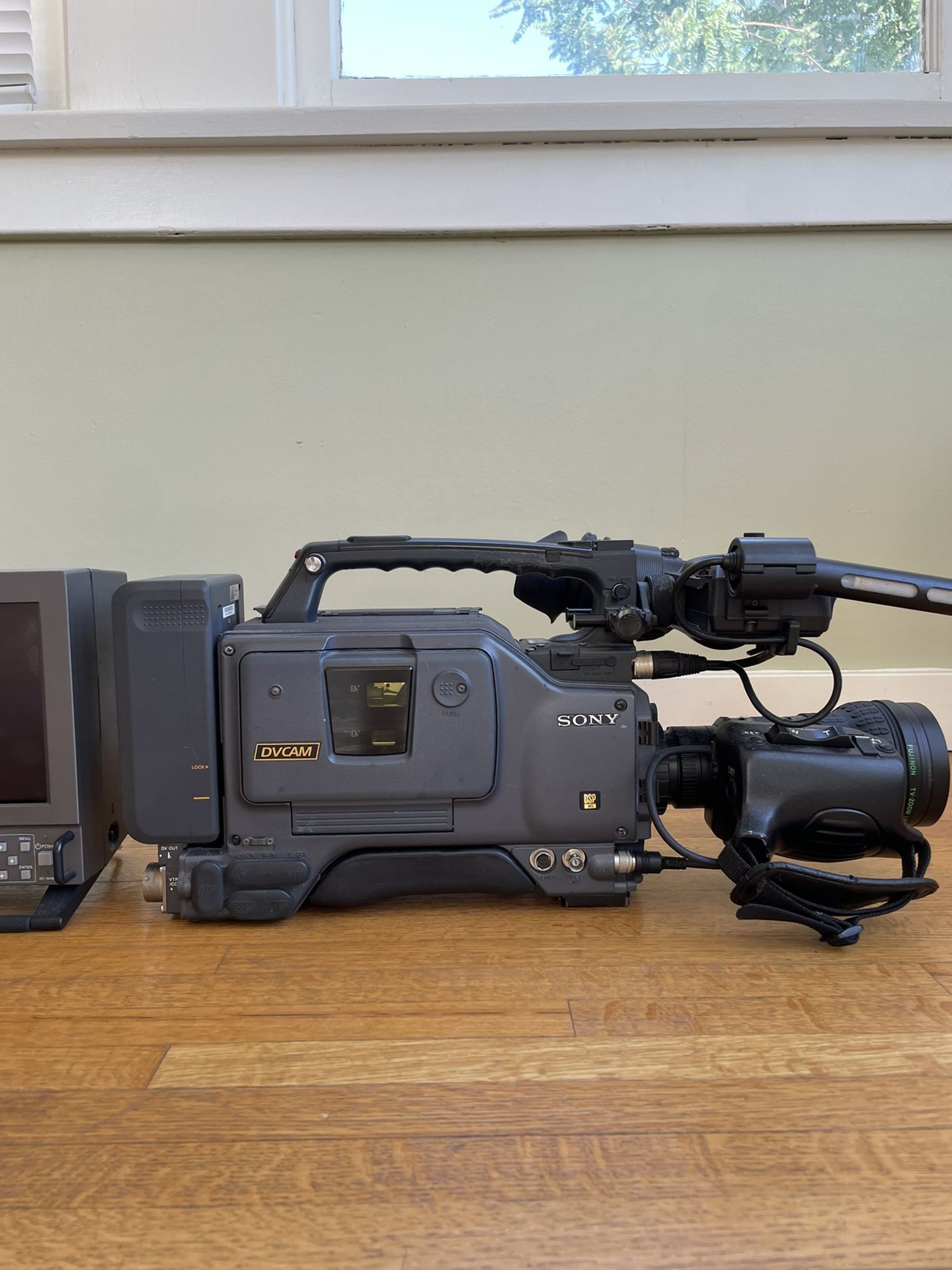 Sony DSR 570 Mini DV Camera w/Accesories